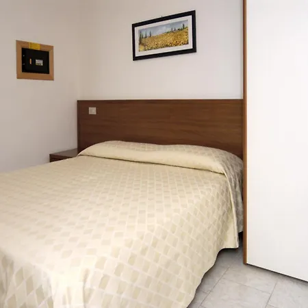 Sunny Getaway For 6 Guests In Lejlighed