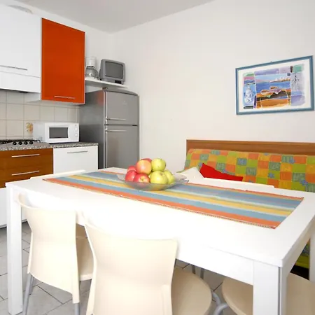 Sunny Getaway For 6 Guests In