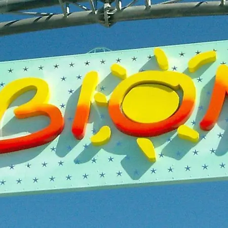 Sunny Beach Getaway For 6 Guests In Bibione Apartament *