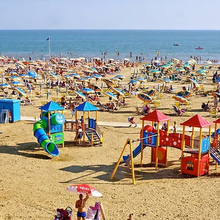 Sunny Beach Getaway For 6 Guests In Bibione Apartament *
