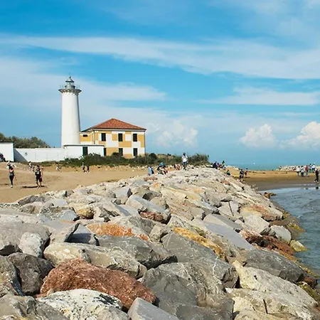 Sunny Beach Getaway For 6 Guests In Bibione Apartament *
