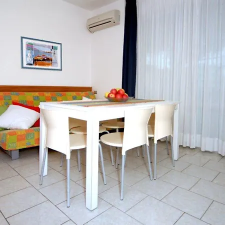 Lejlighed Sunny Getaway For 6 Guests In